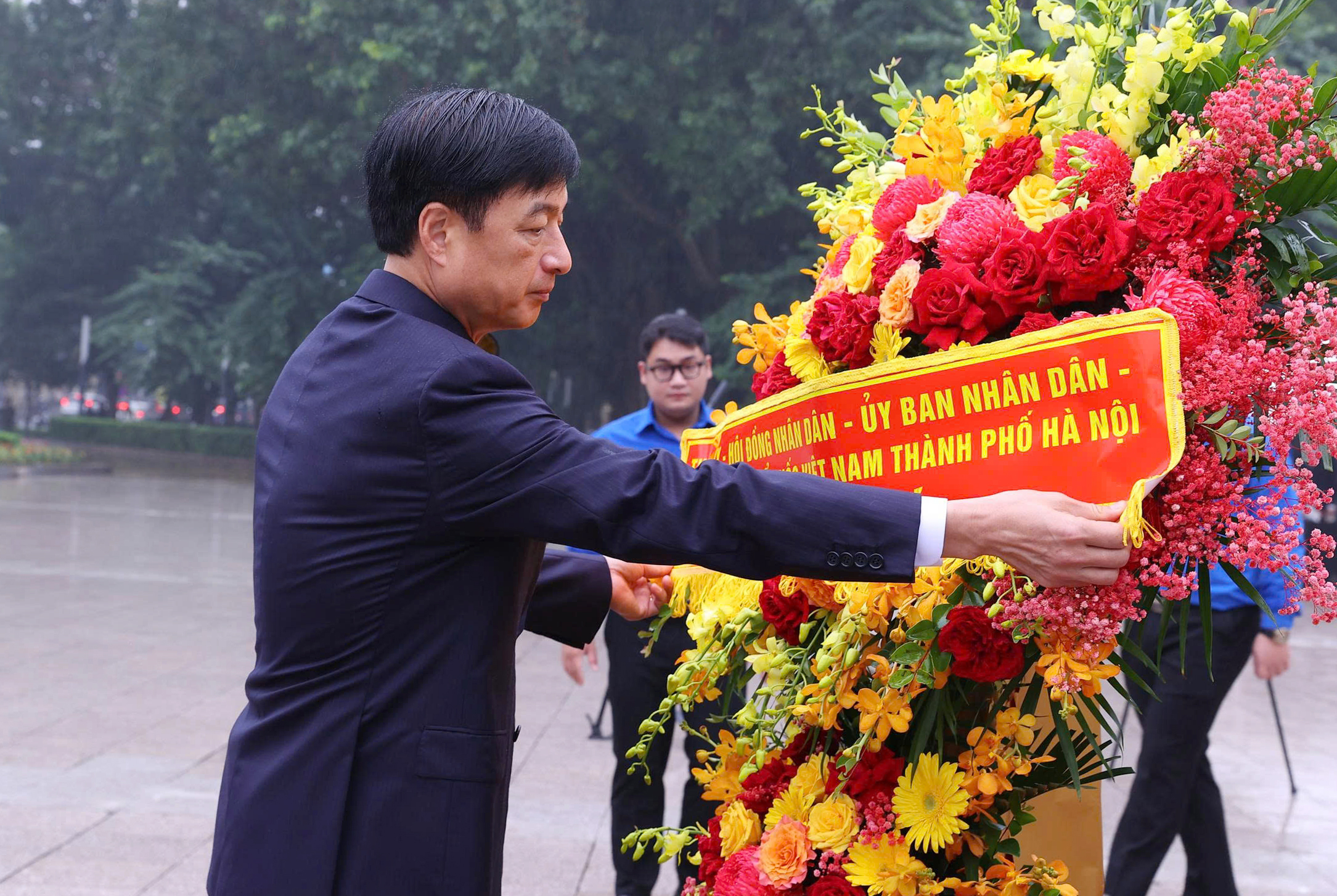 Lãnh đạo Hà Nội dâng hoa kỷ niệm 108 năm Cách mạng tháng Mười Nga