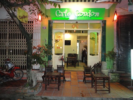 Quán cà phê 'bao cao su' độc đáo ở Hà Nội