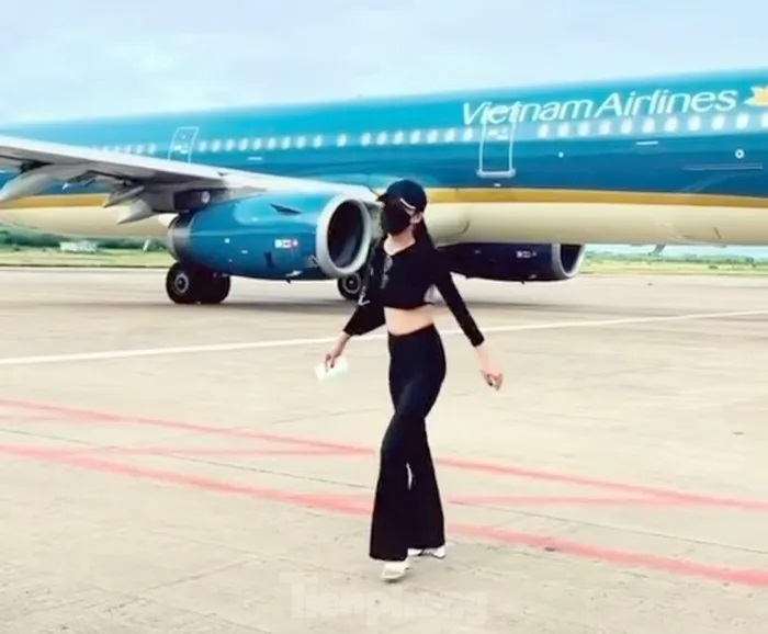 Cấm bay nữ hành khách nhún nhảy quay clip 'sống ảo' ở phi trường