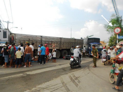 Cánh tay nữ sinh và sự vô cảm của cánh tài xế