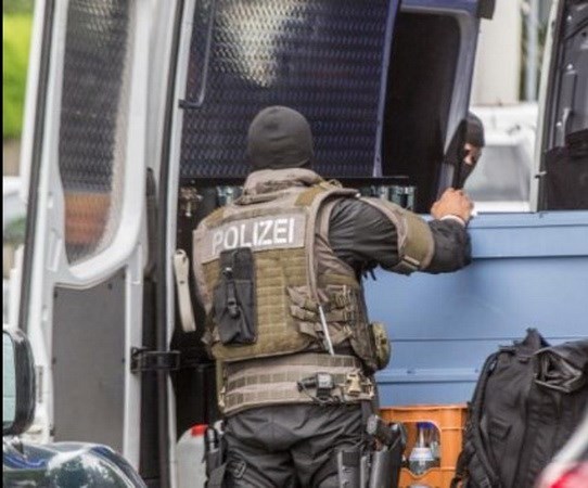 Cảnh sát Đức đột kích văn phòng luật ở Stuttgart, phát hiện 2 thi thể