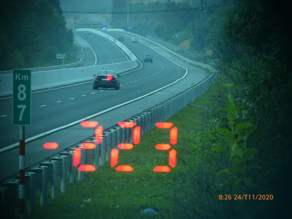 Chạy xe BMW tốc độ 223km/h trên cao tốc vì 'vội đi ăn cưới và thấy đường đẹp'