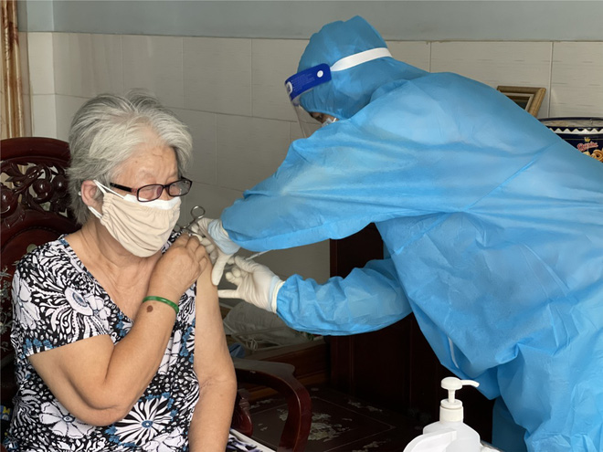 Người cao tuổi ở TP.HCM được tiêm vaccine ngừa Covid-19 tại nhà