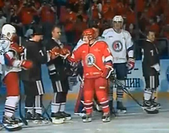 Xem TT Nga đánh khúc côn cầu như cầu thủ xịn