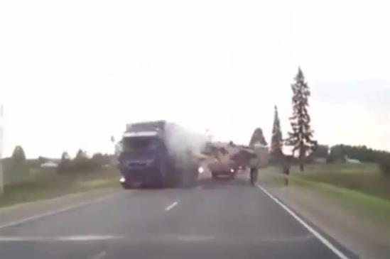 Thoát chết khó tin trong tai nạn ô tô kinh hoàng