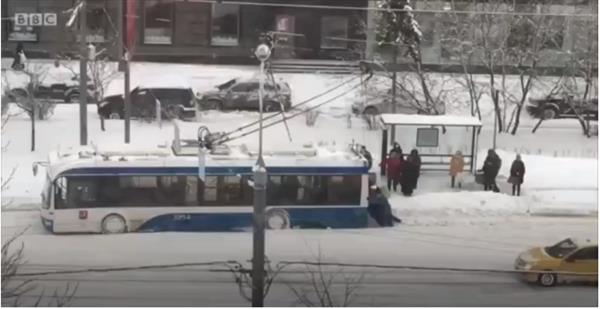 Người dân Moscow 'bì bõm' trong lớp tuyết dày nửa mét