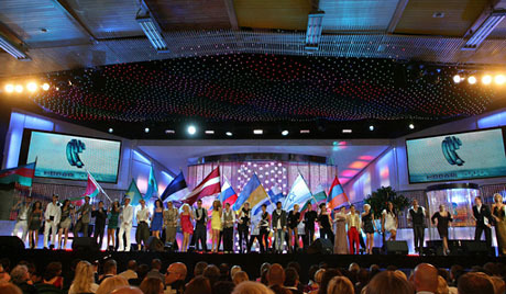 Ca sĩ Việt Nam Vinh Khuất trình diễn xuất sắc trong cuộc thi âm nhạc quốc tế