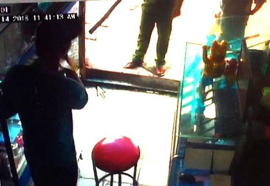 Phút kinh hoàng thanh niên ngáo đá đốt gas tự sát ở Sài Gòn