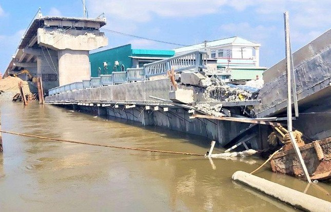 Ai chịu trách nhiệm trong sự cố sập cầu 50 tỷ ở Cà Mau?