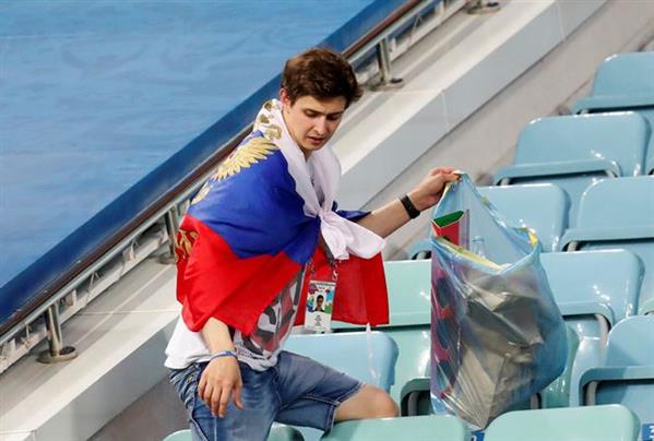 Gạt đi nước mắt, cổ động viên Nga hành xử tuyệt vời