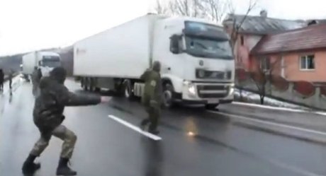 Các nhà hoạt động Ukraine chặn xe tải Nga