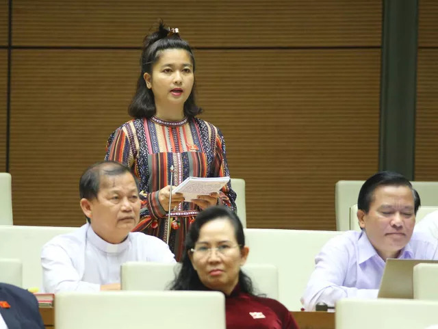 Đại biểu H'Bơ Khăp: ''Bộ trưởng tiếp tục ủng hộ làm thủy điện nhỏ đúng không?''