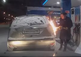 Một phụ nữ ở Surgut dùng bật lửa để soi bình xăng