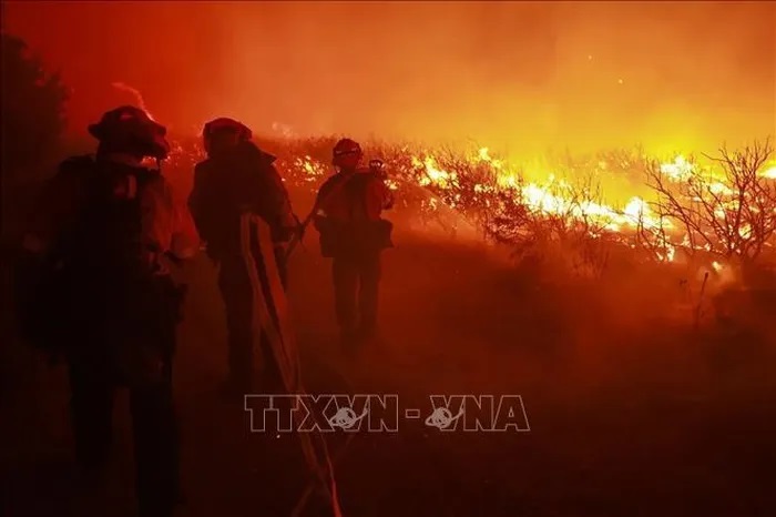 Cháy rừng lan rộng khắp khu vực Los Angeles