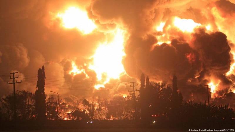 Kho dầu bốc cháy ở thành phố Nga