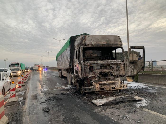 Xe container cháy trên cầu Thanh Trì, Vành đai 3 ùn tắc hơn 5 km