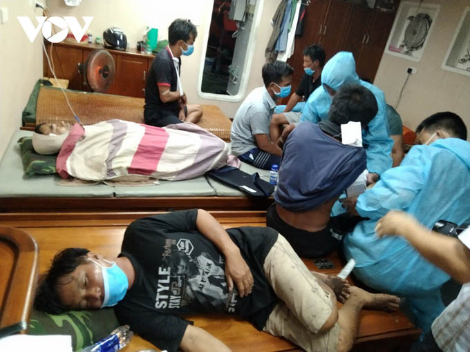 Chìm tàu ở Quảng Trị, 7 thuyền viên được cứu sống, 2 thuyền viên mất tích
