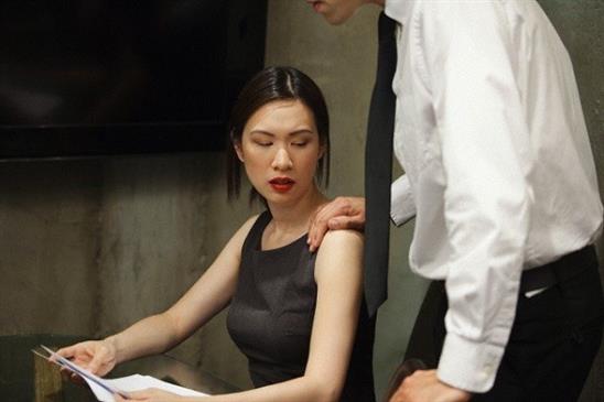 Đột ngột tới văn phòng của chồng, tôi kinh ngạc không thốt nên lời