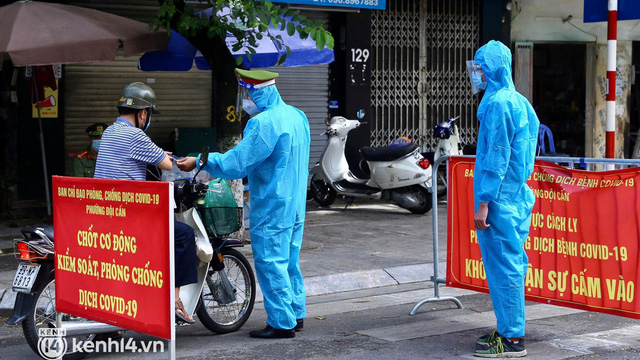 Hà Nội: Người đàn ông dùng dao đe dọa, chửi bới cán bộ chốt kiểm soát dịch Covid-19