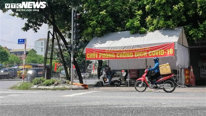 Hà Nội: Nhiều chốt kiểm soát COVID-19 'dựng cho có', người dân thoải mái đi qua