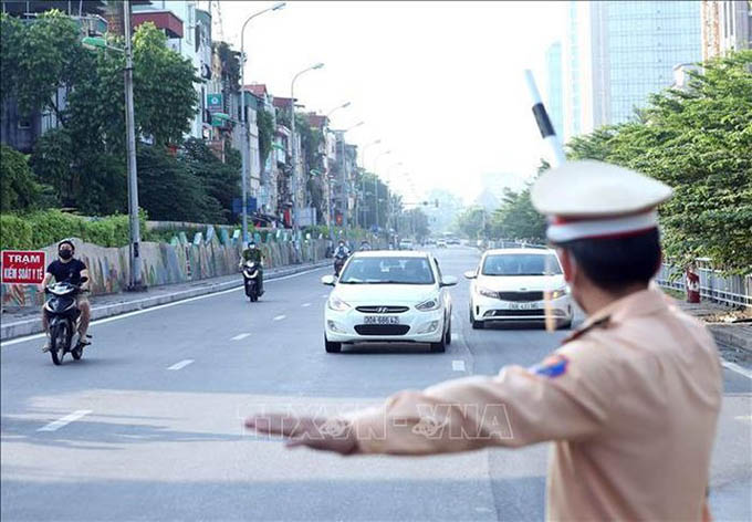 Ngày đầu tiên Hà Nội triển khai 39 chốt trực kiểm soát đi lại giữa ''vùng đỏ'' và ''vùng xanh''