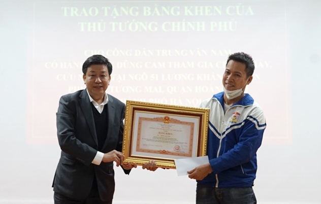 Trao bằng khen của Thủ tướng cho thanh niên dũng cảm cứu người bị nạn