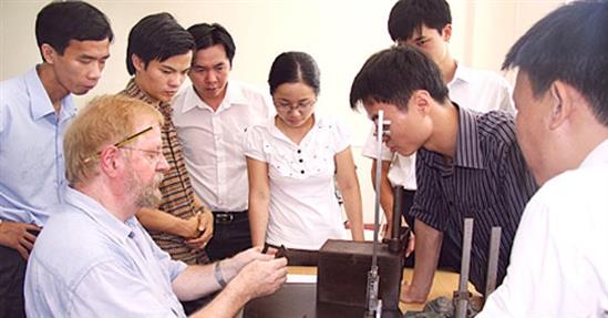 Thu nhập chuyên gia nước ngoài tại Việt Nam chỉ thua Singapore