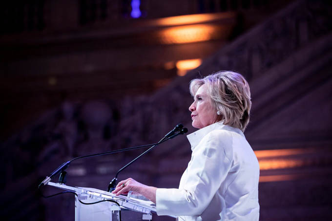 TT Trump gây tranh cãi khi rà soát cuộc điều tra về nhà Clinton