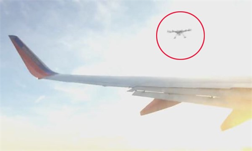 Clip trực thăng không người lái đâm vỡ cánh máy bay