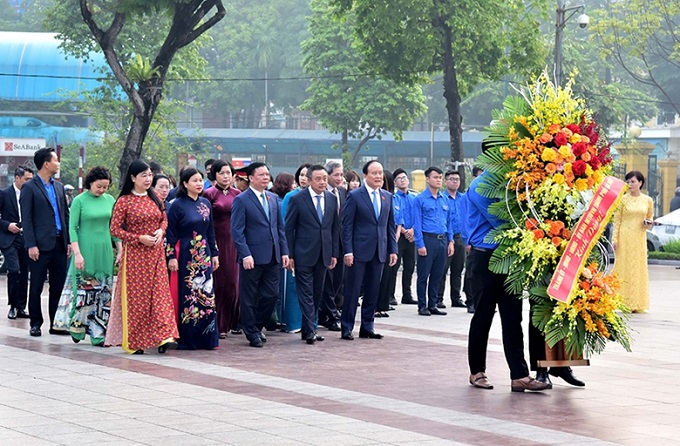 Dâng hoa tưởng niệm nhân kỷ niệm Cách mạng Tháng Mười Nga