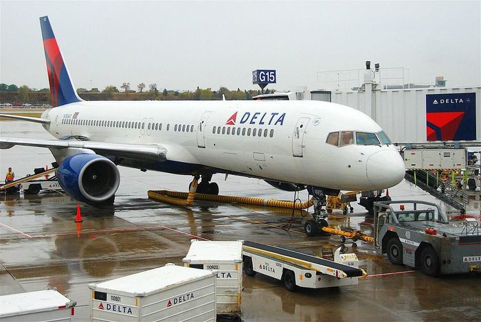Máy bay Boeing 757 chở gần 200 hành khách bất ngờ ''rụng bánh'' xuống bờ đất