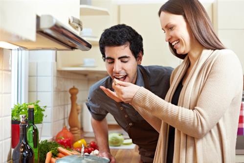Cô dâu Việt kể chuyện chồng Tây không bao giờ chia sẻ thức ăn