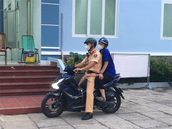 Cô gái lai Việt - Thái và anh CSGT thành đôi khi cùng đi chống dịch