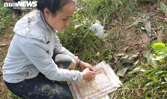 Sạt lở vùi lấp cả làng: Nghẹn ngào cảnh cô giáo nhòe lệ trên giấy khen học trò