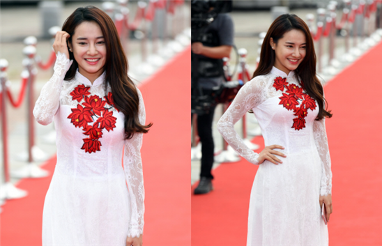 Nhã Phương diện áo dài, đọ sắc cùng dàn sao đình đám Hàn Quốc tại thảm đỏ Seoul International Drama Awards