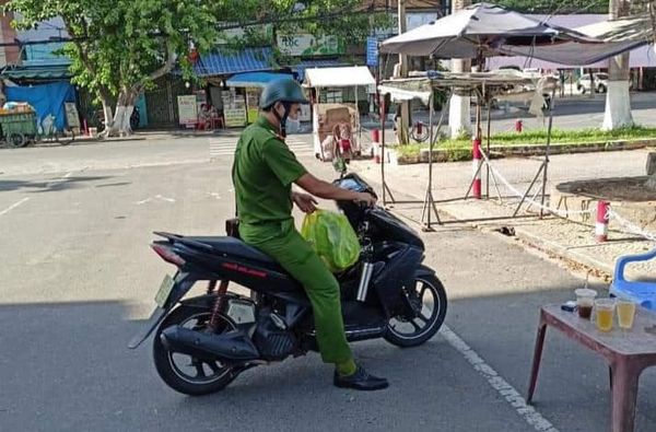 Xúc động chồng công an không thể bên cạnh lúc vợ sinh vì nhiệm vụ chống Covid-19