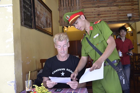 Du khách nói gì khi đọc tờ rơi của công an TP.HCM?