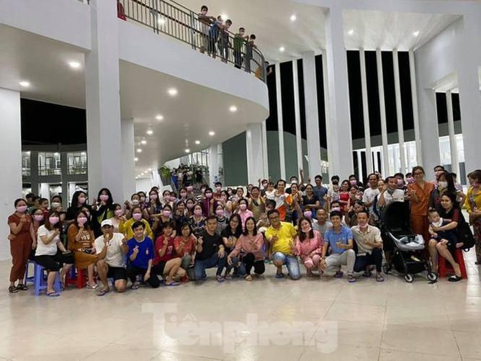 Hàng chục trẻ em cách ly không có cha mẹ được trở về nhà