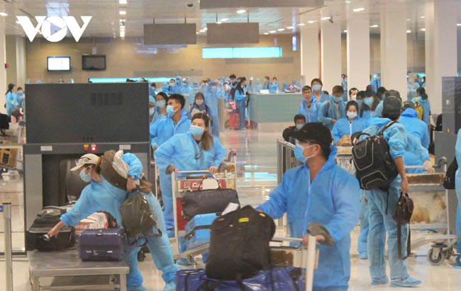 Đưa 305 công dân Việt Nam từ Anh về cách ly tại Trà Vinh và Vĩnh Long