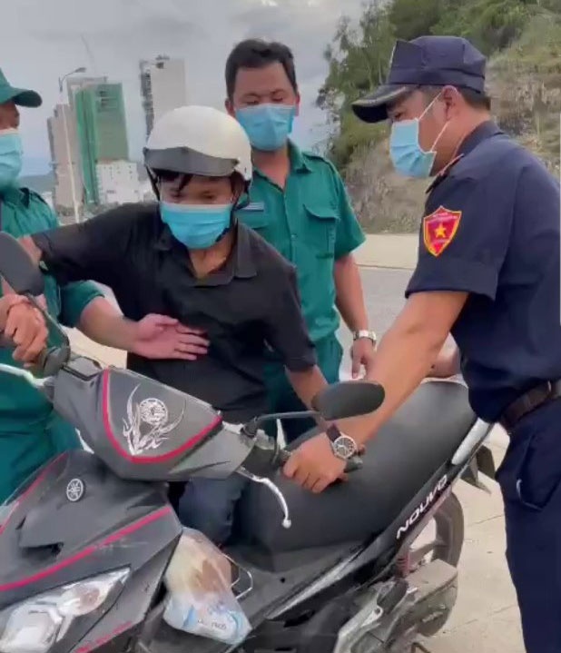 'Bánh mì không phải thực phẩm thiết yếu' và nỗi buồn mất việc của nạn nhân