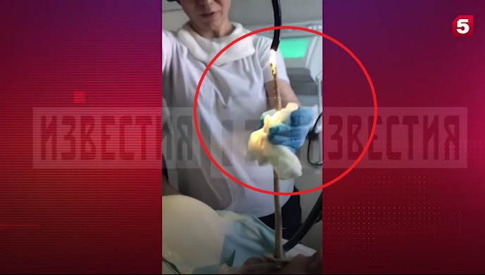 Bác sĩ lôi con rắn dài cả mét từ miệng bệnh nhân ở Nga