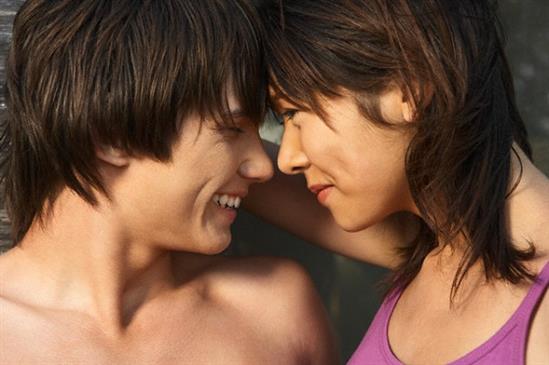 Đi ngang cửa phòng con trai, tôi muốn ngất khi nhìn thấy cảnh bên trong