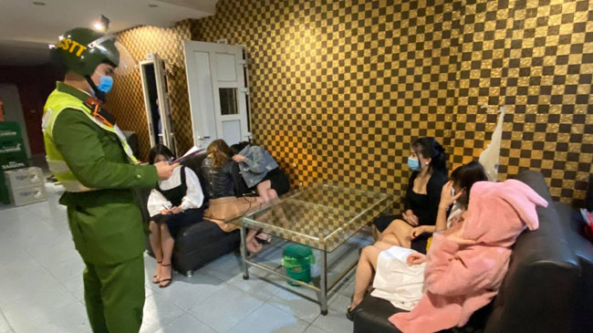 Cách ly nhóm người trong quán karaoke ở Hạ Long