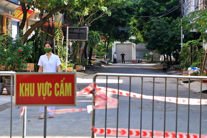 Hà Nội: Nửa đêm, 24 người kéo đến BV ''đòi'' xét nghiệm, 9 người dương tính