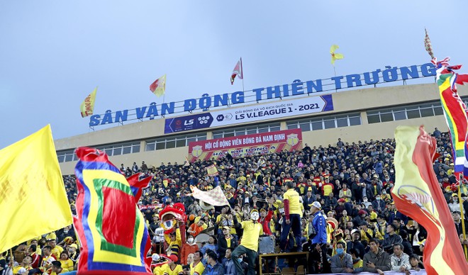 Thế giới choáng ngợp vì khán giả V-League 2021