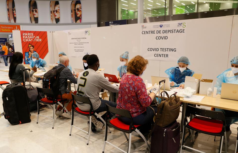 EU lên kế hoạch cho phép người tiêm vaccine COVID-19 từ Nga nhập cảnh