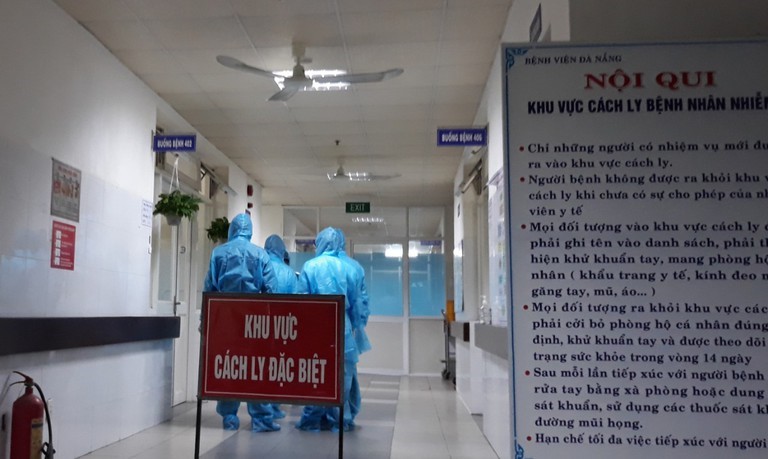 TPHCM phát hiện 1 người nghi mắc COVID-19, cách ly 13 F1,F2
