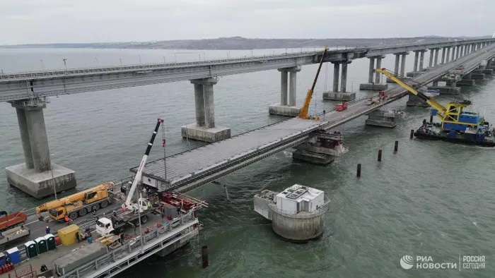 Công việc khôi phục cầu Crimea được gấp rút hoàn thành