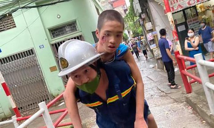 Cảnh sát khoan tường giữa 2 nhà cứu bé trai bị kẹt gần 30 tiếng đồng hồ