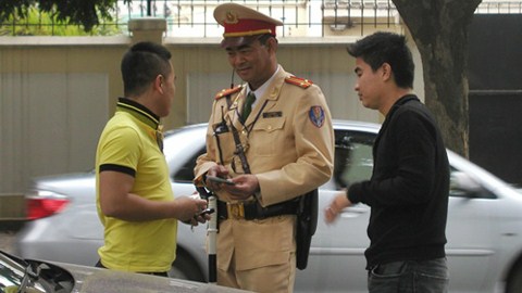 Bị vặn lại, Cảnh sát giao thông xin lỗi dân